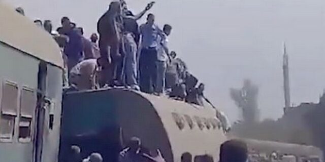 Αίγυπτος: Τουλάχιστον 11 οι νεκροί από τον εκτροχιασμό του 
τρένου
