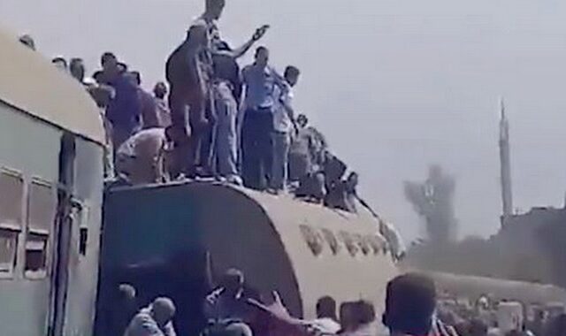 Αίγυπτος: Τουλάχιστον 11 οι νεκροί από τον εκτροχιασμό του 
τρένου