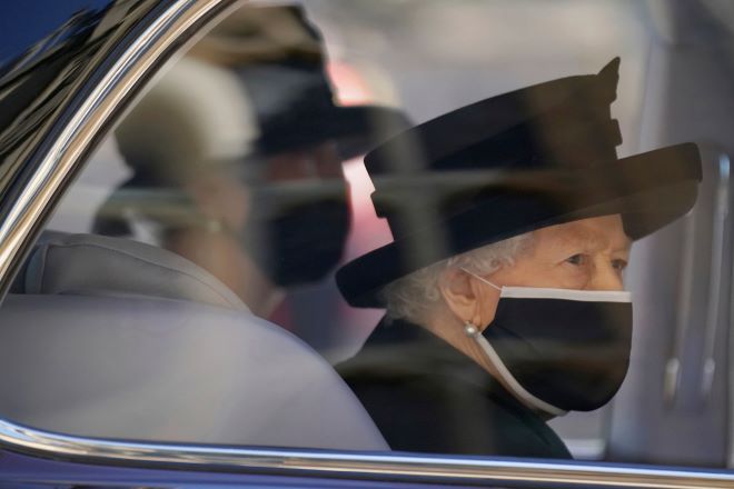 Βασίλισσα Ελισάβετ: Το τελευταίο αντίο στον Πρίγκιπα Φίλιππο – Συγκινητικές εικόνες
