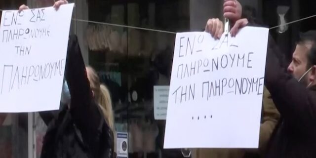 Θεσσαλονίκη και Πάτρα: Διαμαρτυρία εμπόρων – Ανεβασμένα ρολά, μαύρες σημαίες και κηδειόχαρτα