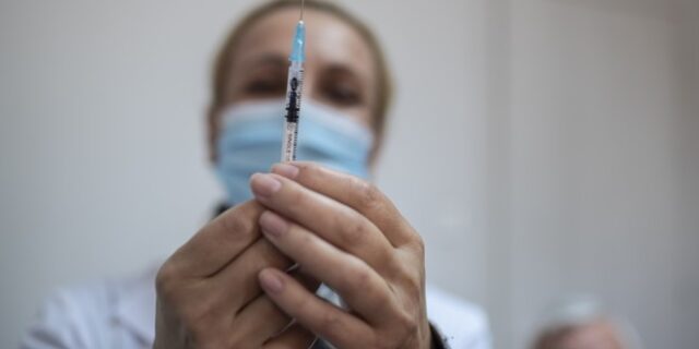 Τα πάντα για AstraZeneca – Johnson & Johnson: Πόσο πρέπει να ανησυχούμε για τις θρομβώσεις;