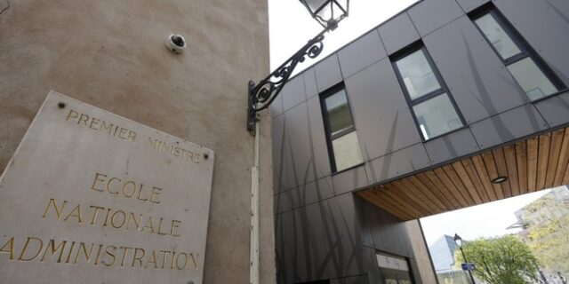 Γαλλία: Ο Μακρόν κλείνει τη “σχολή των ηγετών”