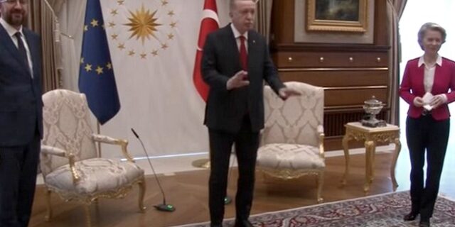 Ο Σαρλ Μισέλ τα ρίχνει στο πρωτόκολλο για το “καψόνι” Ερντογάν στην Φον Ντερ Λάιεν