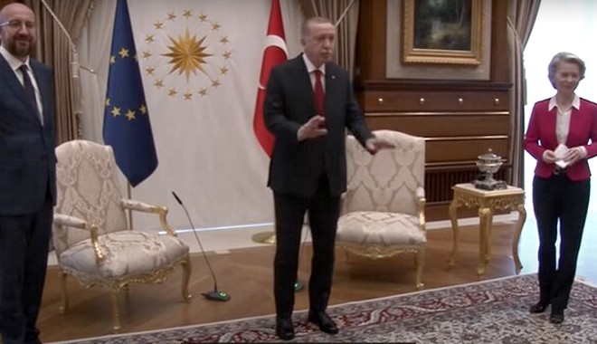 Τουρκία: Ο Ερντογάν έβαλε την φον ντερ Λάιεν στον… καναπέ