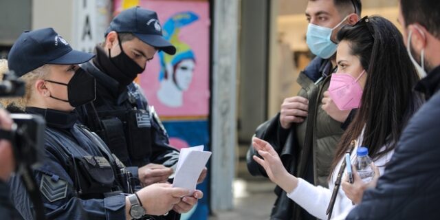 Νέα μέτρα για ανεμβολίαστους: Τι αλλάζει από αύριο – Χιλιάδες αστυνομικοί στους δρόμους