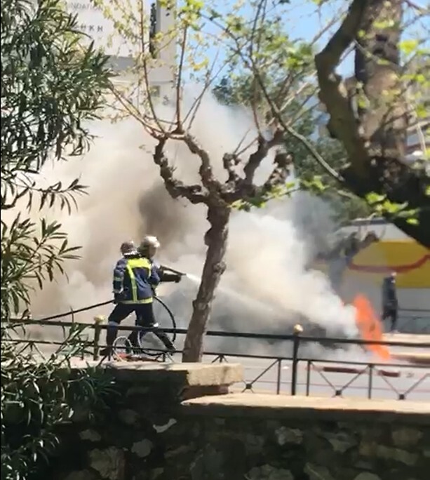 Ευαγγελισμός: Φωτιά σε όχημα έξω από την Εθνική Πινακοθήκη