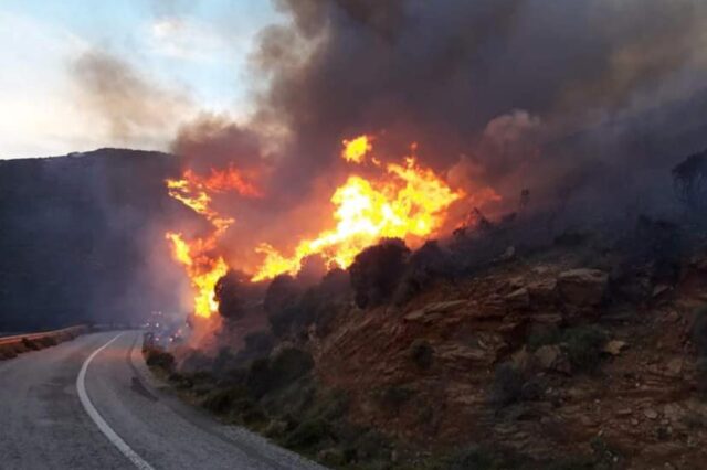 Φωτιά στην Άνδρο – Τραυματίστηκε πυροσβέστης, εκκενώθηκε χωριό και οικισμός