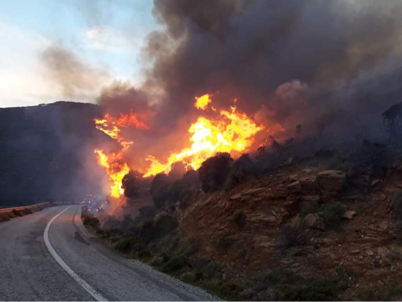 Φωτιά στην Άνδρο – Τραυματίστηκε πυροσβέστης, εκκενώθηκε χωριό και οικισμός