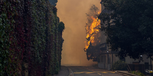 Νότια Αφρική: Πυρκαγιά σε εμβληματικό όρος στην Κέιπ Τάουν – Καταστροφές στο πανεπιστήμιο