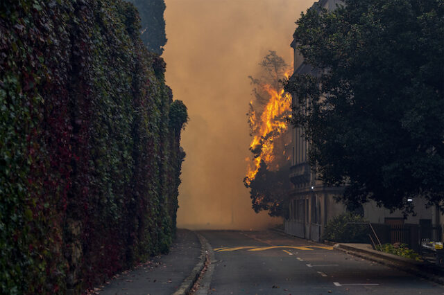 Νότια Αφρική: Πυρκαγιά σε εμβληματικό όρος στην Κέιπ Τάουν – Καταστροφές στο πανεπιστήμιο