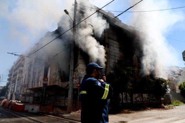 Πειραιάς: Κατεδαφίζεται το κτήριο που πήρε φωτιά στην Ομηρίδου Σκυλίτση
