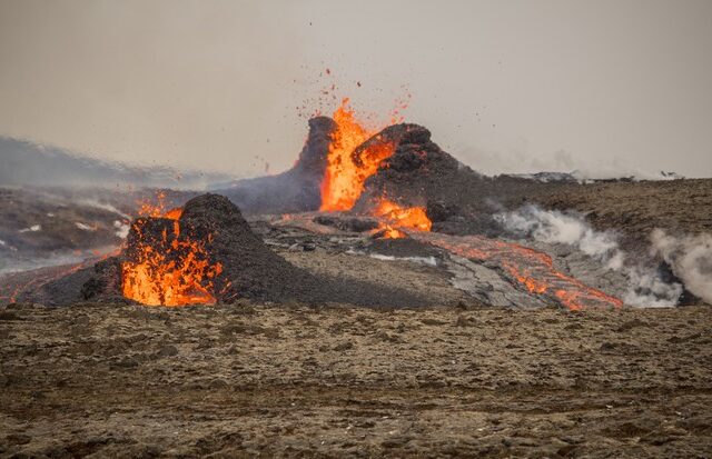 Εντυπωσιακά πλάνα: Τόνοι λάβας εκτοξεύονται από ηφαίστειο στην Ισλανδία