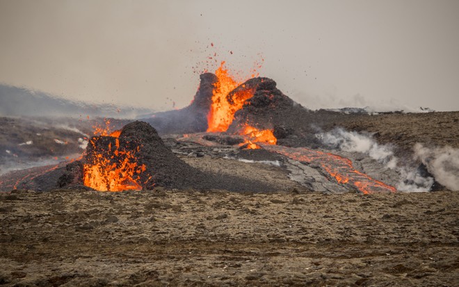 Εντυπωσιακά πλάνα: Τόνοι λάβας εκτοξεύονται από ηφαίστειο στην Ισλανδία