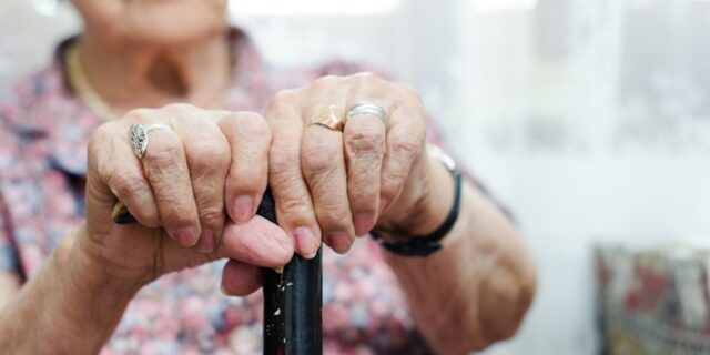 Υπεραιωνόβια 103 ετών νίκησε τον κορονοϊό