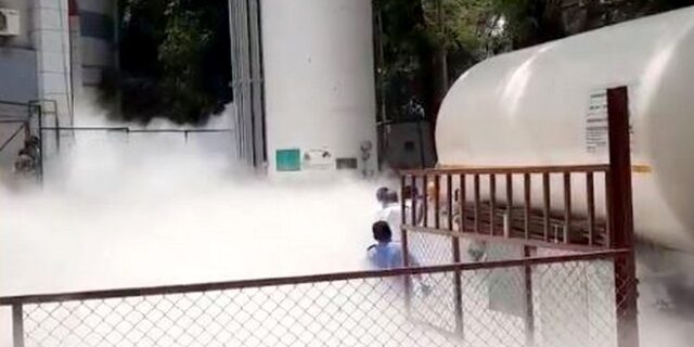 Ινδία: Δεκάδες διασωληνωμένοι πέθαναν από διαρροή σε δεξαμενή οξυγόνου