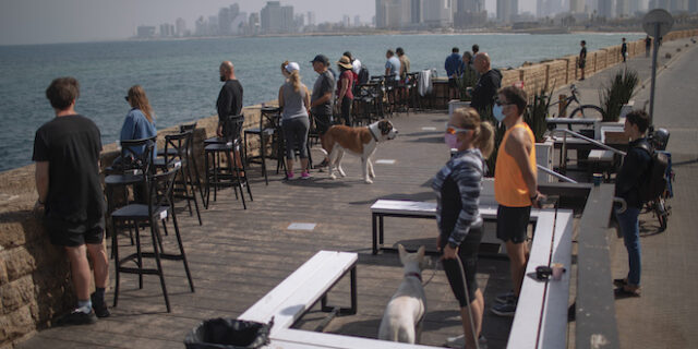 Ισραήλ: Ήχησαν σειρήνες και η χώρα ‘παρέλυσε’ για δύο λεπτά την Ημέρα του Ολοκαυτώματος