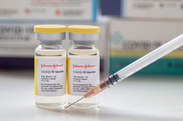 Johnson & Johnson: Άγνωστο πότε θα παραδώσει στην ΕΕ τα συμφωνημένα εμβόλια