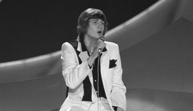 Πώς είναι σήμερα ο “Mr. Eurovision” Τζόνι Λόγκαν, 41 χρόνια μετά την πρώτη του νίκη