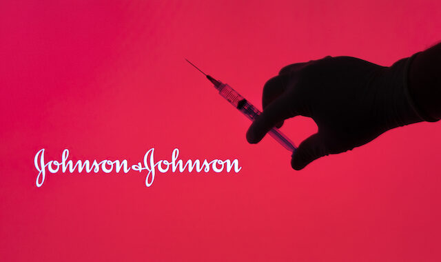 EMA για Johnson & Johnson: Ενδεχόμενη σχέση ανάμεσα στο εμβόλιο και τις θρομβώσεις