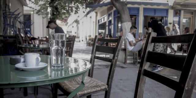 Κρήτη: Άνοιξε το καφενείο για τα γενέθλια του παιδιού του