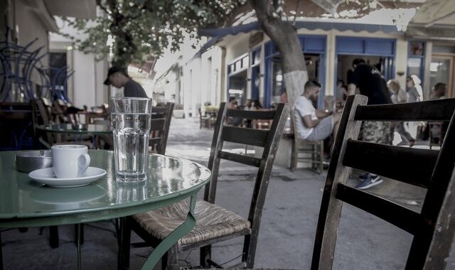 Κρήτη: Άνοιξε το καφενείο για τα γενέθλια του παιδιού του