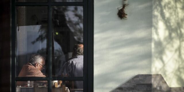 Πάτρα: Κλειδώθηκαν σε καφενείο για να γλιτώσουν τα πρόστιμα – Η αστυνομία κάλεσε κλειδαρά