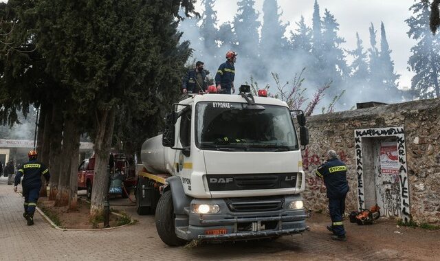 Υπό έλεγχο η φωτιά που ξέσπασε σε κτίριο εντός του άλσους Καισαριανής