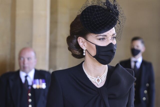 Πρίγκιπας Φίλιππος: Με κοσμήματα της βασίλισσας η Κέιτ Μίντλετον στην κηδεία
