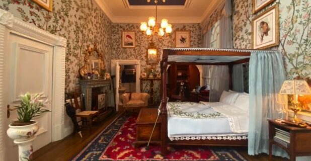 Απίστευτη φάρσα: Φωτογράφησαν κουκλόσπιτο, το έβαλαν στο Airbnb και είχαν κρατήσεις