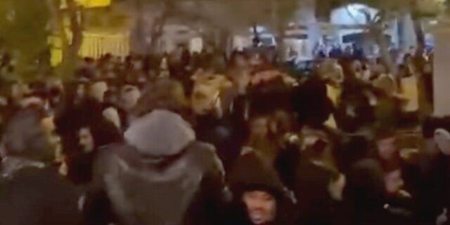 Γέμισαν οι πλατείες, με την πανδημία εκτός ελέγχου