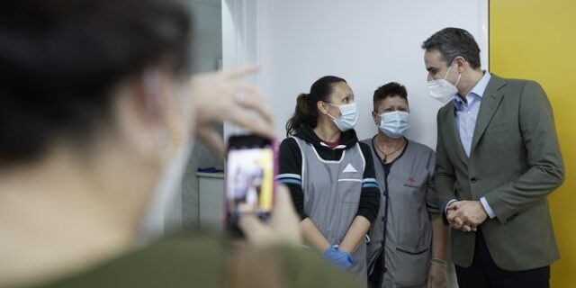 Υποχρεωτικός εμβολιασμός: Η κυβέρνηση θεωρεί συνταγματική την αναστολή εργασίας