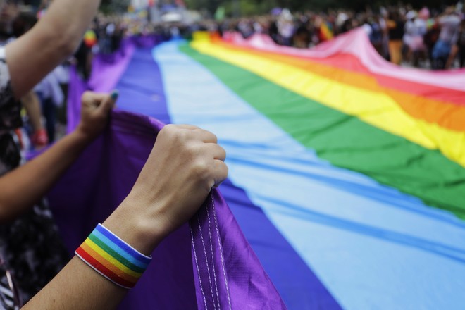 ΕΕ για Ημέρα κατά των ΛΟΑΤΚΙ διακρίσεων: “Όλοι γεννιούνται ελεύθεροι και ίσοι στα δικαιώματα”