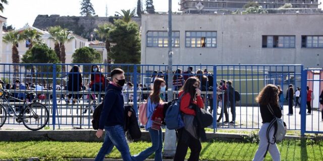Σχολεία: Ανοίγουν σήμερα τα Λύκεια – Υποχρεωτικό το self test