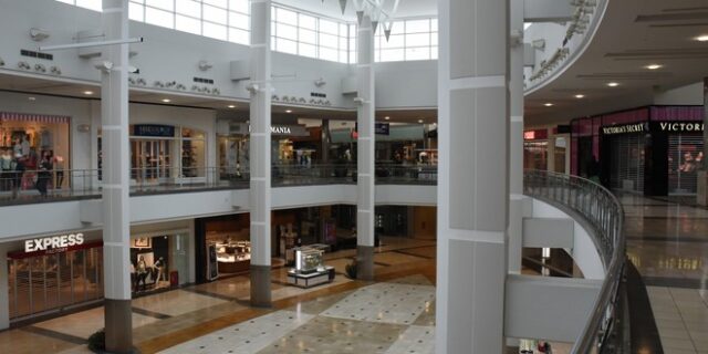 Εξετάζεται άνοιγμα των Mall και κέντρων αισθητικής τη Μεγάλη Δευτέρα