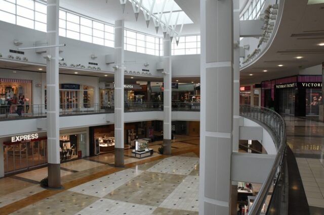 Εξετάζεται άνοιγμα των Mall και κέντρων αισθητικής τη Μεγάλη Δευτέρα
