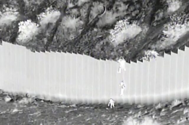 ΗΠΑ: Διακινητής πέταξε δύο κοριτσάκια από τοίχο 4 μέτρων στα σύνορα με το Μεξικό