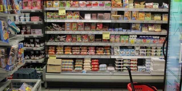 Πτολεμαΐδα: Ανήλικος κατηγορείται ότι λήστεψε μίνι μάρκετ με την απειλή μπαλτά