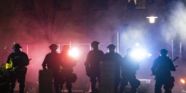Μινεσότα: Τέταρτη νύχτα διαδηλώσεων – Για ανθρωποκτονία εξ αμελείας κατηγορείται η αστυνομικός