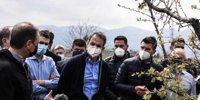 Μητσοτάκης: Επίσκεψη σε κατεστραμμένες καλλιέργειες στην Κορινθία – “Οι παραγωγοί θα αποζημιωθούν με ταχύτητα”