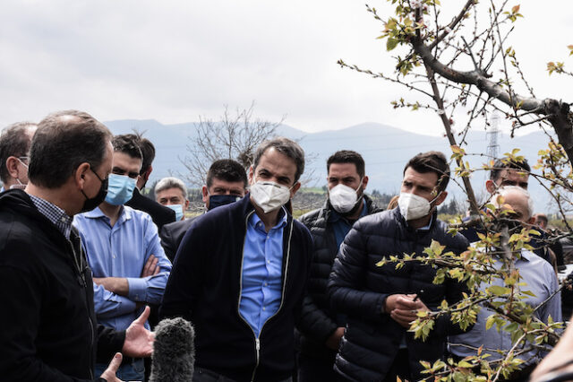 Μητσοτάκης: Επίσκεψη σε κατεστραμμένες καλλιέργειες στην Κορινθία – “Οι παραγωγοί θα αποζημιωθούν με ταχύτητα”