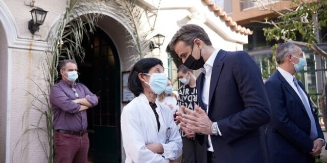 Μητσοτάκης: Στο παρεκκλήσι του Ιπποκρατείου για τον Επιτάφιο