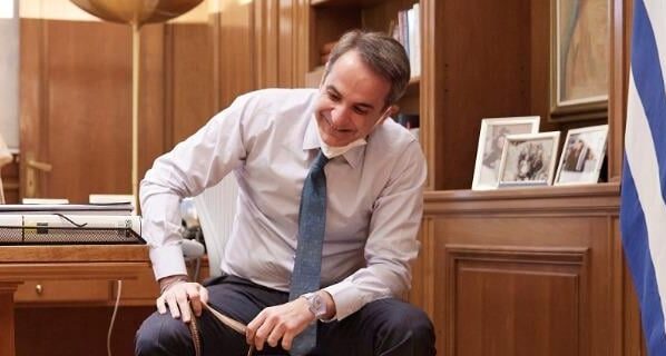 Μητσοτάκης: Το βιβλίο στη φωτογραφία με τον Peanut – The Great Reset