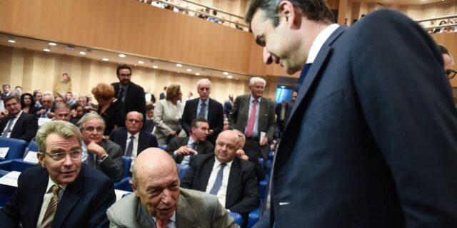 Γιατί ο Μητσοτάκης δεν θα μπορούσε να ακολουθήσει τη γραμμή Σημίτη
