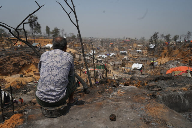 Η κραυγή των Ροχίνγκια: “Δεν μπορούσαμε να ανέβουμε στο φράχτη για να ξεφύγουμε από τις φλόγες”
