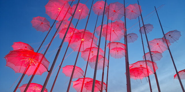 Θεσσαλονίκη: Στα χρώματα του Πάσχα οι “Ομπρέλες” στην παραλία