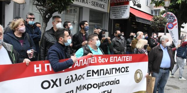 Πάτρα: Έντονες αποδοκιμασίες κατά Πέτσα από τους εμπόρους