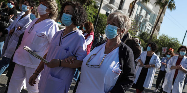 Πορεία διαμαρτυρίας υγειονομικών – Κατέθεσαν στεφάνι για τους συναδέλφους τους που πέθαναν από κορονοϊό