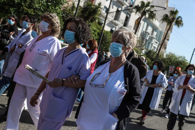 Πορεία διαμαρτυρίας υγειονομικών – Κατέθεσαν στεφάνι για τους συναδέλφους τους που πέθαναν από κορονοϊό
