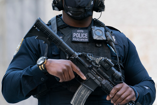 Οργή στις ΗΠΑ: Αστυνόμος πυροβόλησε 10 φορές Αφροαμερικάνο που κρατούσε ασύρματο τηλέφωνο