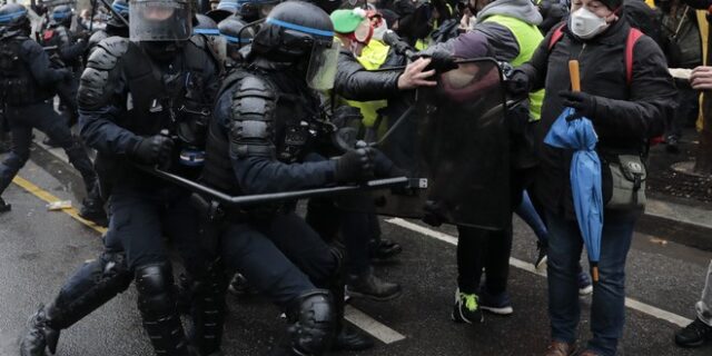 Γαλλία: Φυλάκιση με αναστολή σε τρεις αστυνομικούς για υπερβολική βία